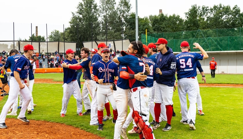 Szczęśliwi zawodnicy Barons Wrocław chwilę po zdobyciu mistrzostwa Polski w baseballu.
