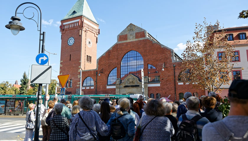 Uczestnicy i uczestniczki spaceru śladem wybitnych Wrocławianek. W tle Hala Targowa