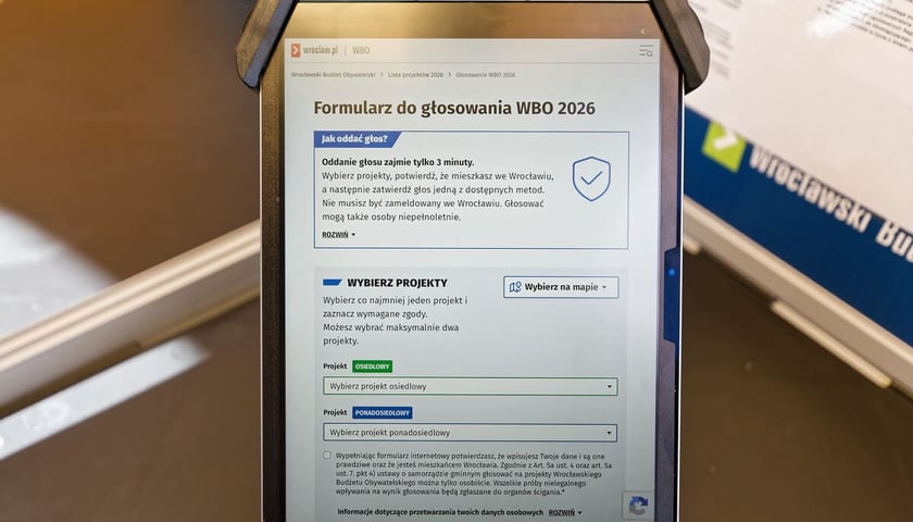 <p>Mobilny punkt umożliwiający potwierdzenie tożsamości i zagłosowanie w WBO 2026. W piątek 18 września punkt zlokalizowany był na Zaciszu, obok siedziby CAL Zacisze i Rady Osiedla Zacisze-Zalesie-Szczytniki. Na zdjęciu tablet z wyświetlonym formularzem głosowania w WBO 2026.</p>