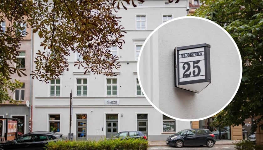 Kamienica przy ul. Włodkowica 25 we Wrocławiu; w kółku: plafon z adresem