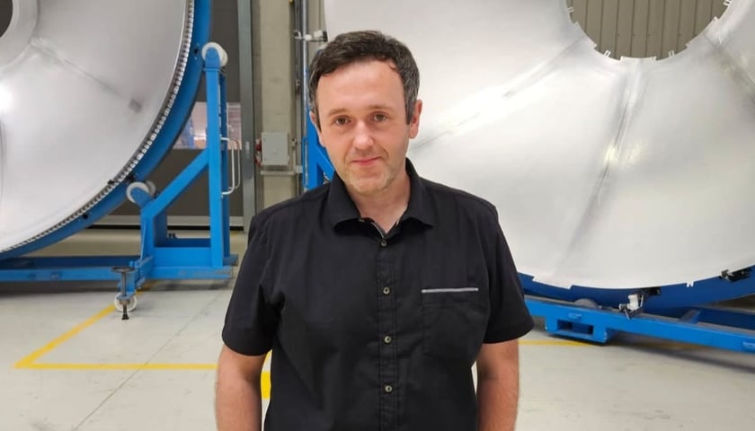 Andrzej Bober, w tle kopuły do zbiorników Ariane 6.