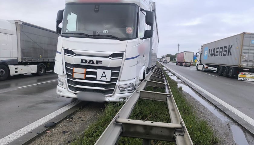 Ciężarówka po kolizji stojąca na lewym pasie i przy barierach rozdzielających jezdnie autostrady A4 - 25 września 2026 r.
