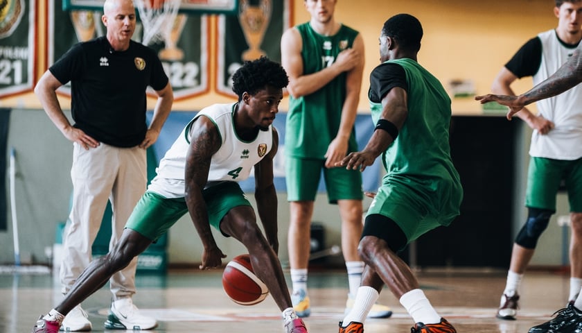 Kyrell Luc (z piłką), trening na Mieszczańskiej