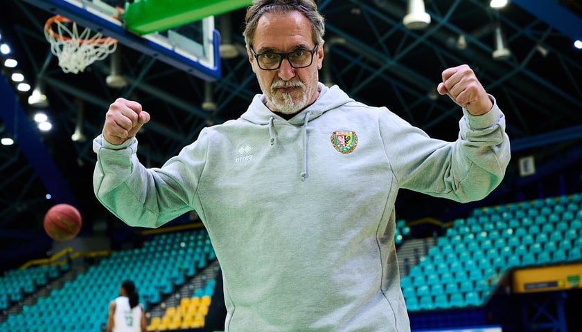 Jacek Winnicki (drugi trener WKS-u) unoszący ramiona i zaciskający pięści, Hala Orbita, wrzesień 2026