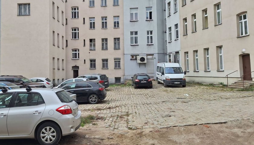 Obecny stan na podwórku między ulicami Nobla, Pomorską, św. Wincentego i Rydygiera.