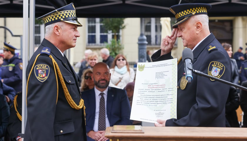 Komendant Piotr Kościelny i prefekt Artur Hołubiczko, 35. rocznica powołania Straży Miejskiej Wrocławia, Rynek, 25 września 2026