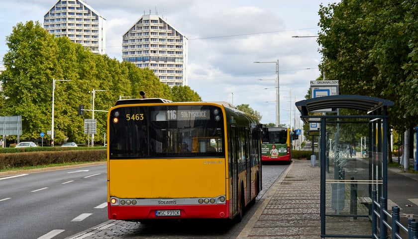Autobus miejski na zdjęciu ilustracyjnym
