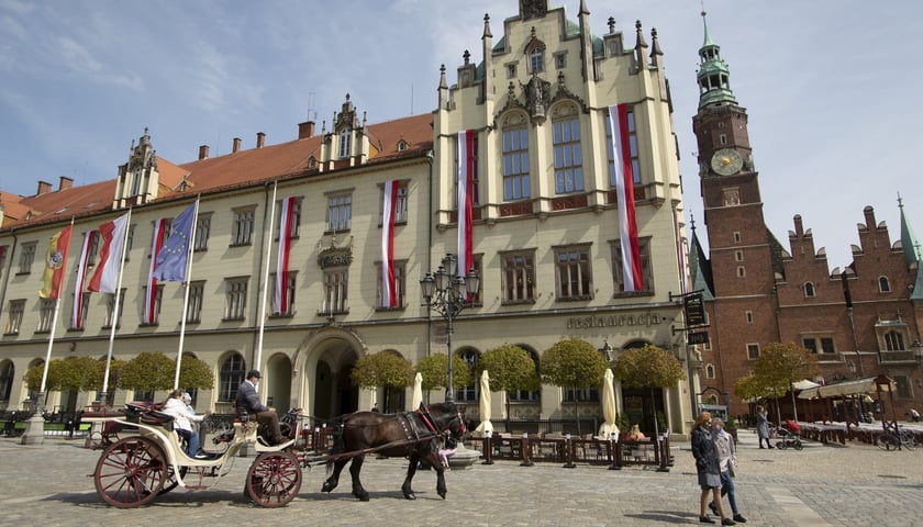 Biało-czerwone barwy pojawiają się na miejskich urzędach i instytucjach zawsze na czas majowych świąt.