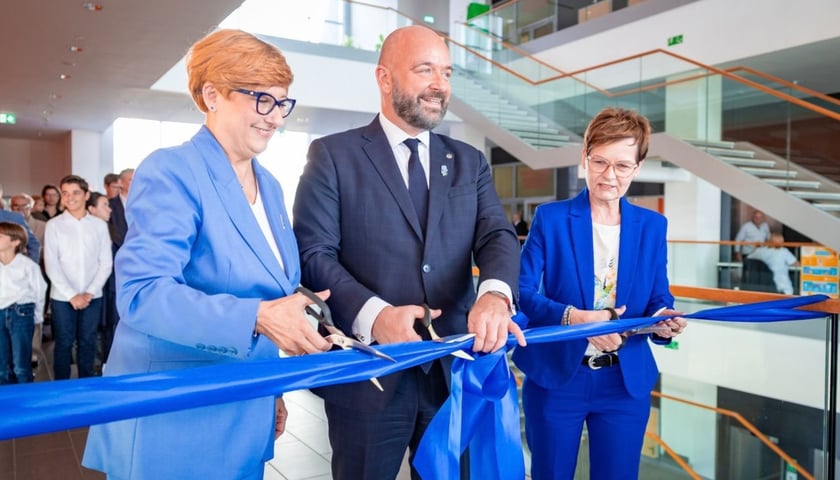 Symboliczne przecięcie wstęgi przez prezydenta Wrocławia, Jacka Sutryka
