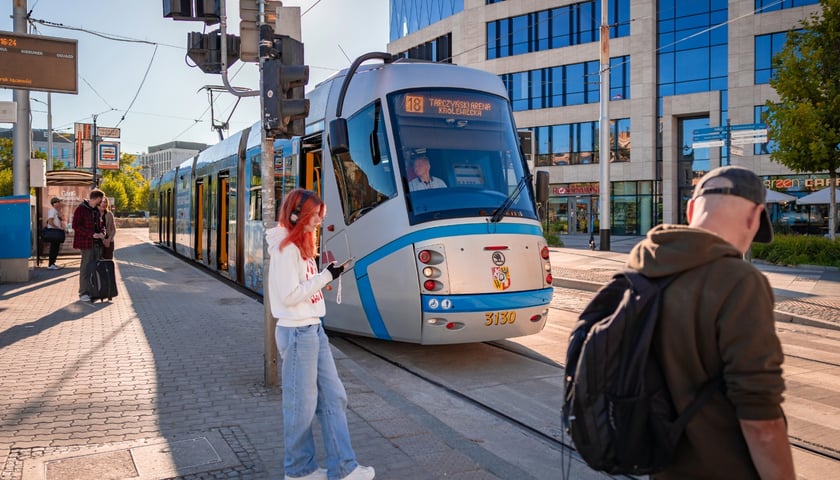 tramwaj linii 18 na przystanku Dworzec Główny PKP na ul. Peronowej
