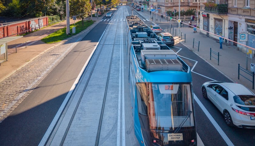 tramwaj linii 7 jedzie wyremontowanym torowiskiem na ul. Trzebnickiej