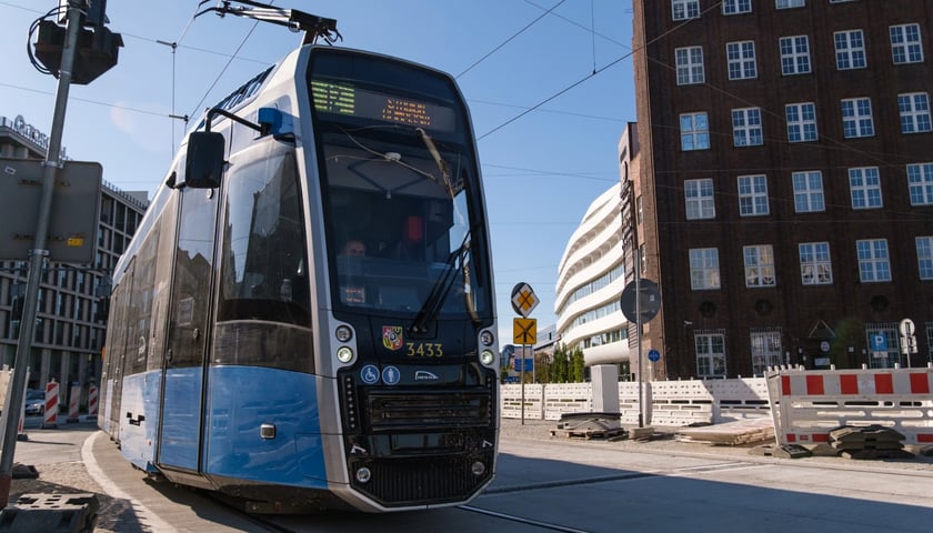 Tramwaj linii 12 przejeżdża przez skrzyżowanie ul. Traugutta i Krasińskiego