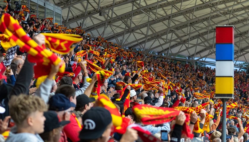 Wrocławscy kibice wypełnili szczelnie trybuny i machają klubowymi szalikami w czasie meczu na Stadionie Olimpijskim
