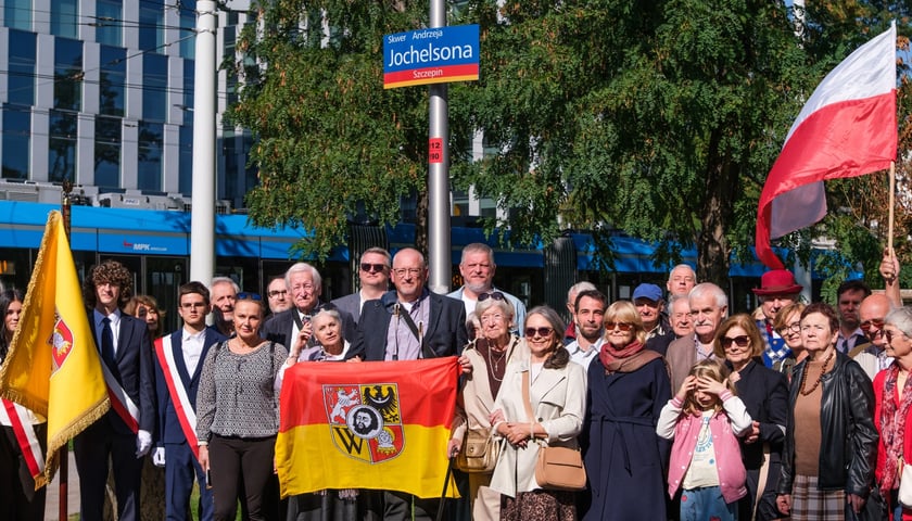 Andrzej Jochelson został patronem skweru u zbiegu ulic Strzegomskiej, Robotniczej i Śrubowej we Wrocławiu. Uroczyste odsłonięcie tabliczki odbyło się w niedzielę, 27 września 2026 r.