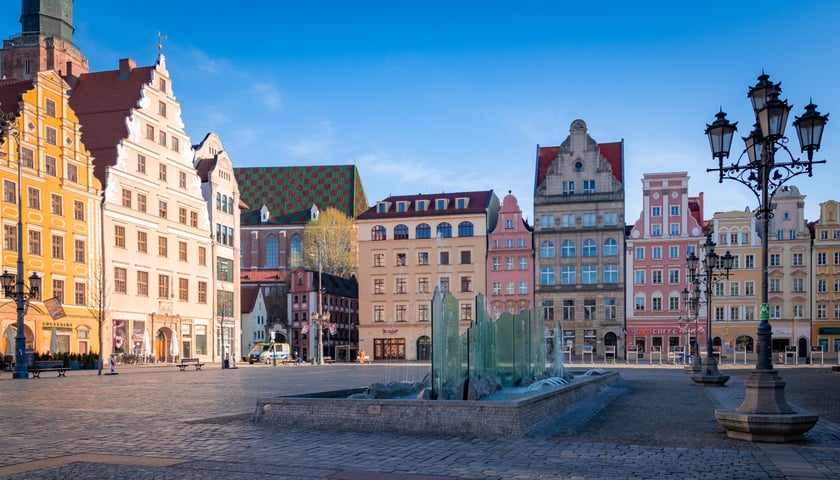 zdjęcie ilustracyjne: pusty Rynek we Wrocławiu o poranku