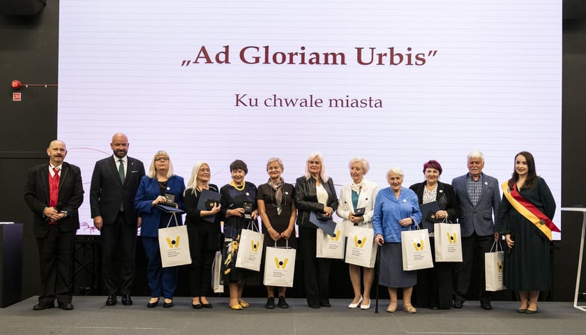 Laureatki i laureat medali "Ad Gloriam Urbis" na Forum Liderów Seniralnych