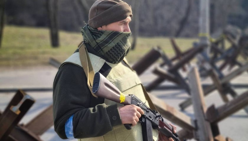 ukraiński żołnierz w kamizelce kuloodpornej, zdjęcie ilustracyjne
