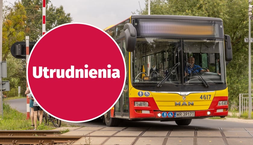 Zdjęcie ilustracyjne. Autobus MPK na przejeździe kolejowym