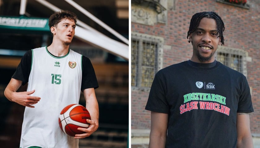 Po lewej: Matt Rogers w białej treningowej koszulce Śląska. Po prawej: Paul Scruggs w klubowej ciemnej koszulce na tle Starego Ratusza