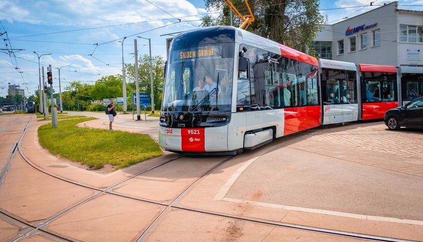 Najnowszy czeski tramwaj Skoda 52T testowo jeździł po Wrocławiu
