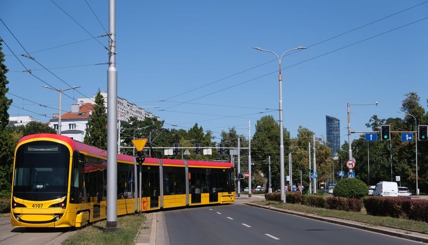Warszawski tramwaj Hyundai Rotem 141N na testach we Wrocławiu