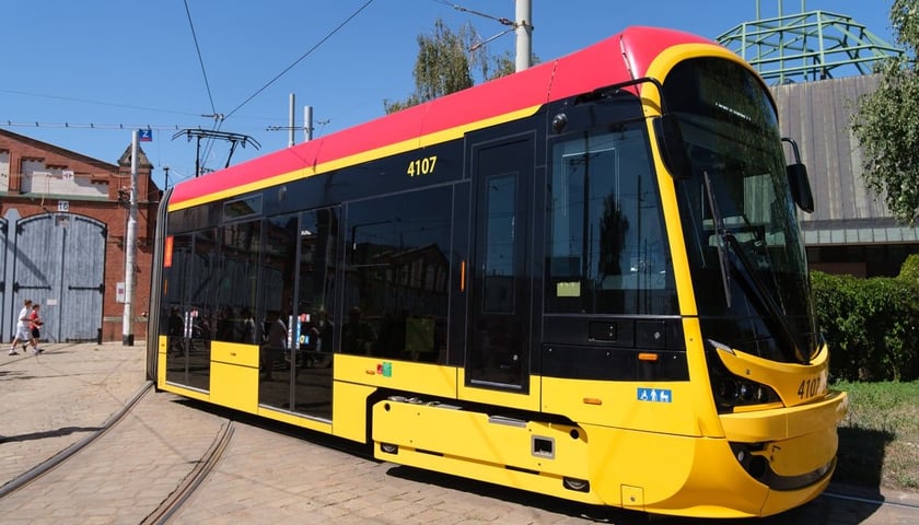 Warszawski tramwaj Hyundai Rotem 141N na testach we Wrocławiu