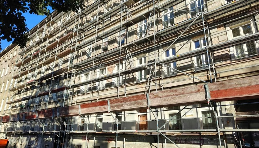 Fasada kamienic przy ul. Sępa-Szarzyńskiego osłonięta rusztowaniami - zaczął się remont budynków.
