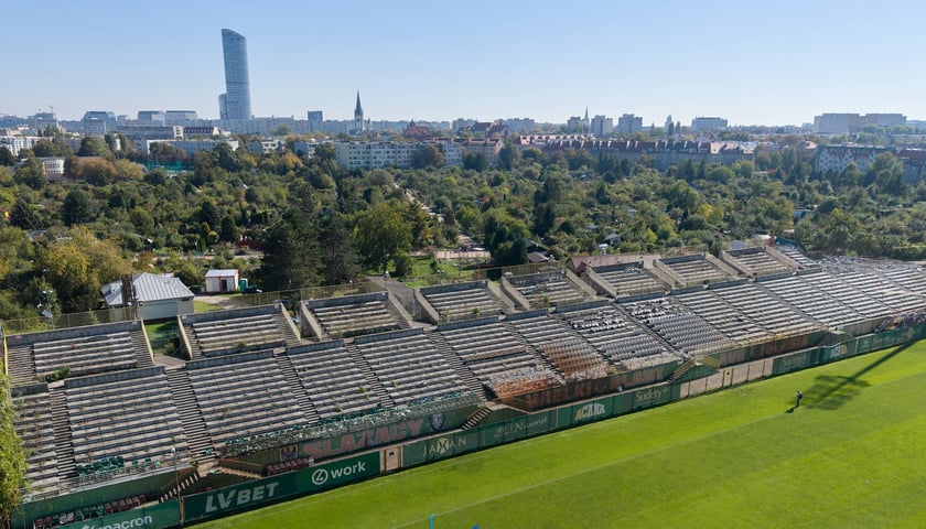 Widok na wyburzaną odkrytą trybunę na Stadionie Oporowska, 29 września 2026