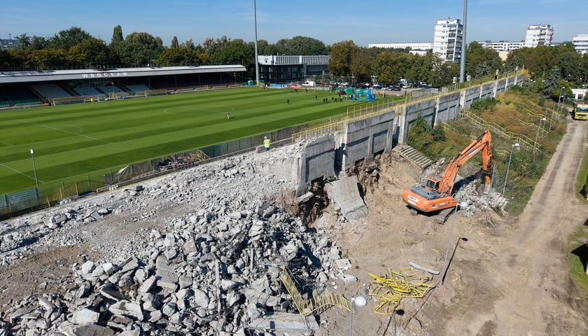 Stadion Oporowska, konferencja pod wyburzaną trybuną, 29 września 2026