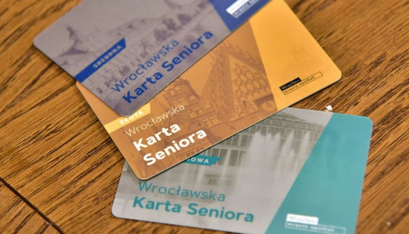 Trzy rodzaje Wrocławskiej Karty Seniora: Srebrna (60+),  Złota (75+) i Szmaragdowa (90+)