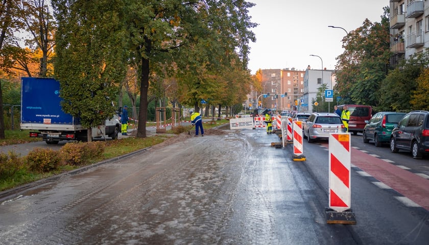 Usuwanie awarii rurociągu w rejonie placu Orląt Lwowskich. 