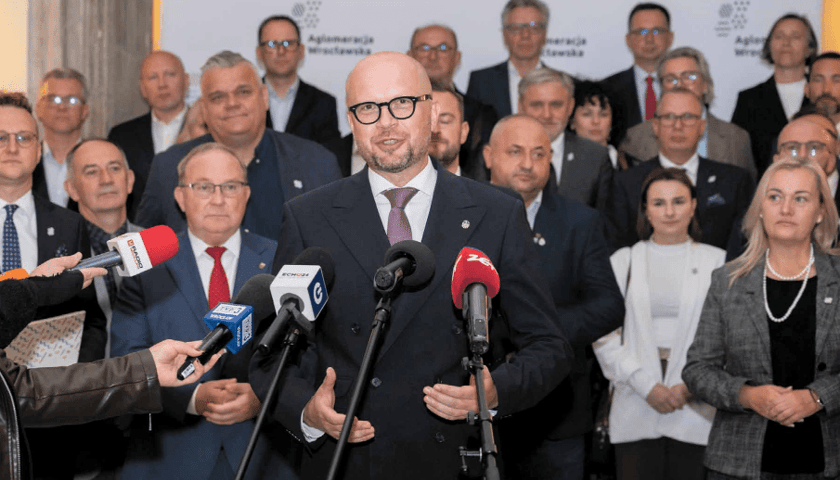 Wiceprezydent Jakub Mazur podczas konferencji Stowarzyszenia Aglomeracja Wrocławska wśród dolnośląskich samorządowców