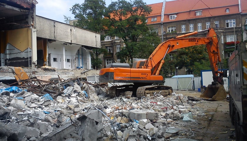 Znika dawna stołówka Politechniki [ZDJĘCIA]