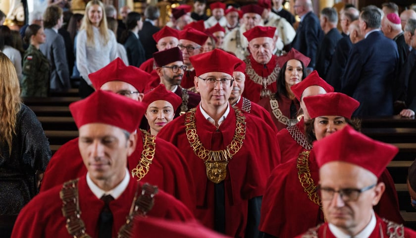 „Gaudeamus igitur” zabrzmiało na Rynku: Rozpoczęcie roku akademickiego. Środowiskowa Inauguracja Roku Akademickiego we Wrocławiu
