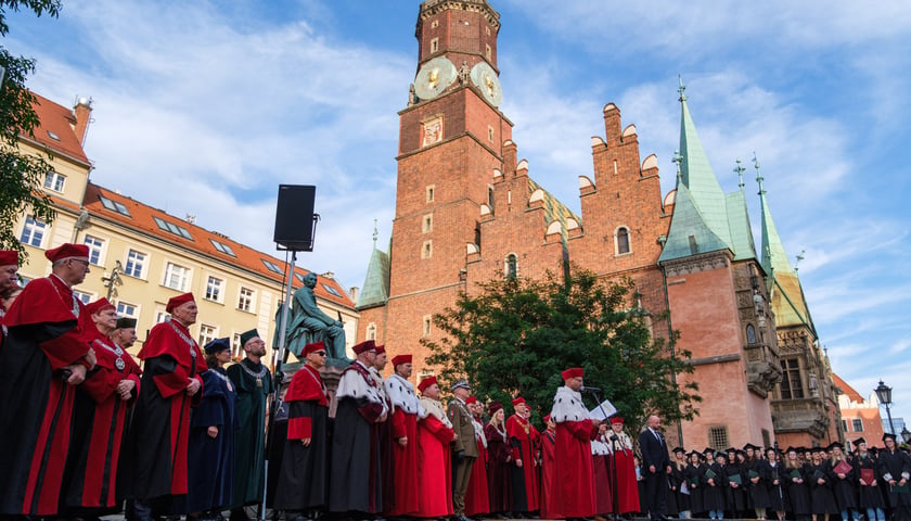 „Gaudeamus igitur” zabrzmiało na Rynku: Rozpoczęcie roku akademickiego. Środowiskowa Inauguracja Roku Akademickiego we Wrocławiu