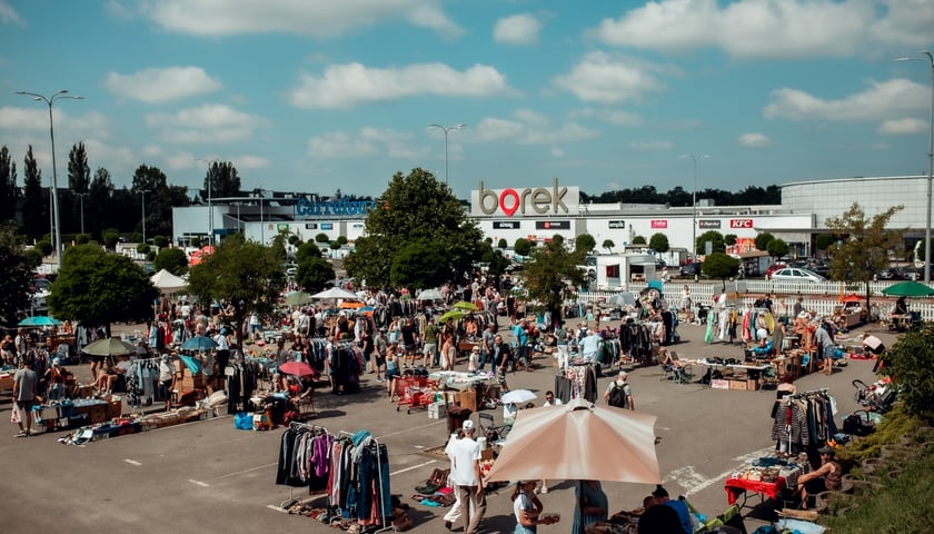 Wyprzedaże Garażowe odbywają się w wybrane niedziele niehandlowe na parkingu centrum handlowego Borek