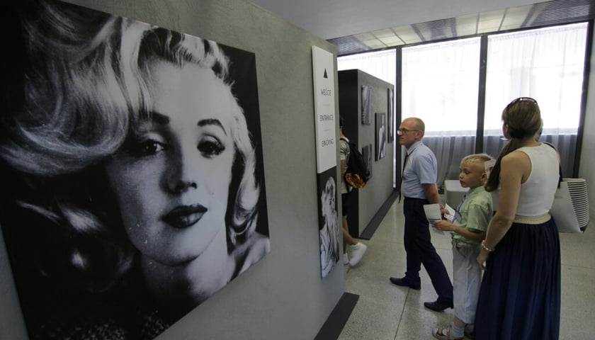 Tłumy żegnają Marilyn Monroe