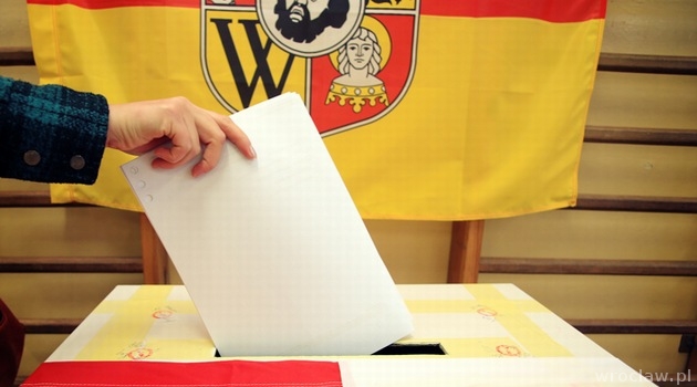 Wciąż szukają chętnych do pracy w komisjach referendalnych