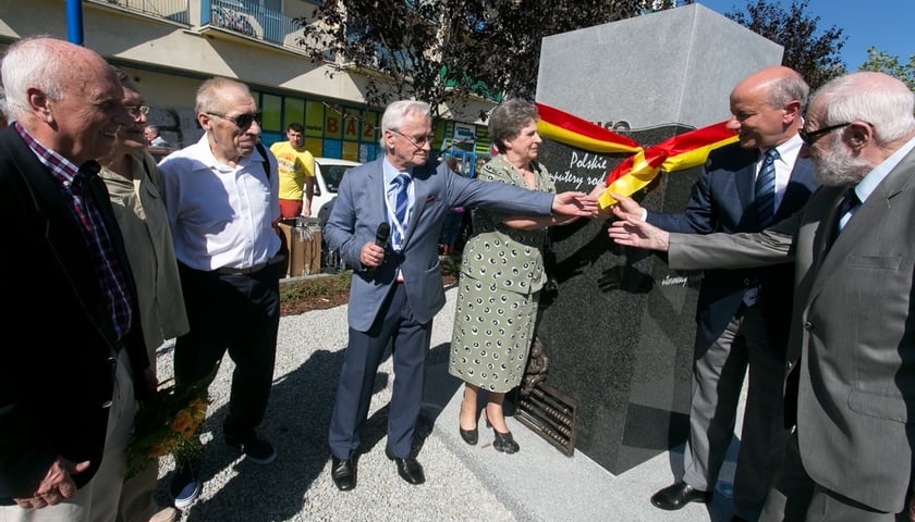 Odsłonili obelisk i skwer ELWRO