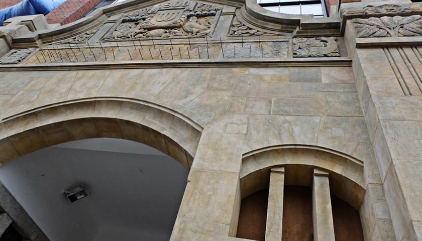 Hala Targowa z odnowioną elewacją [ZDJĘCIA]