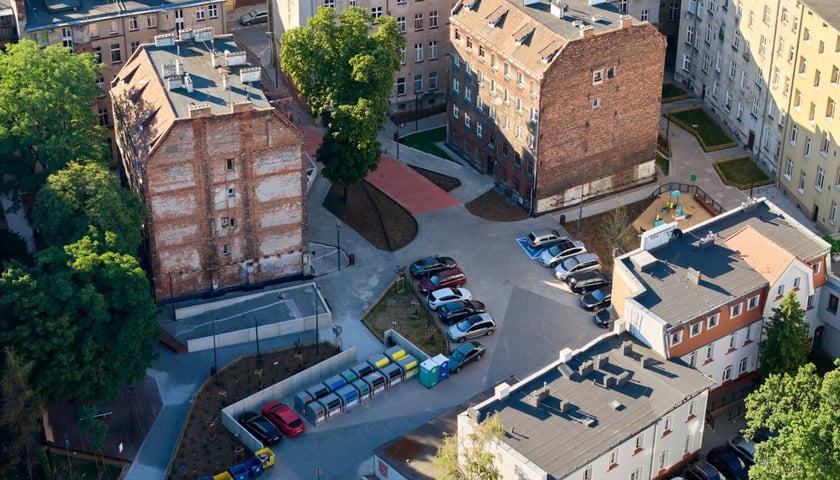 Podw&oacute;rko Wszystkich Mieszkańc&oacute;w, kt&oacute;rego remont zapoczątkowali mieszkańcy w WBO.