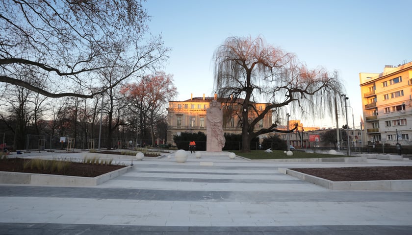 Koniec remontu placu i promenady przy pomniku Kopernika [ZDJĘCIA, WIDEO]
