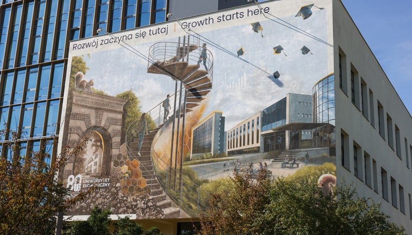 Inauguracja roku akademickiego 2026/2027 na Uniwersytecie Ekonomicznym we Wrocławiu. Mural jubileuszowy