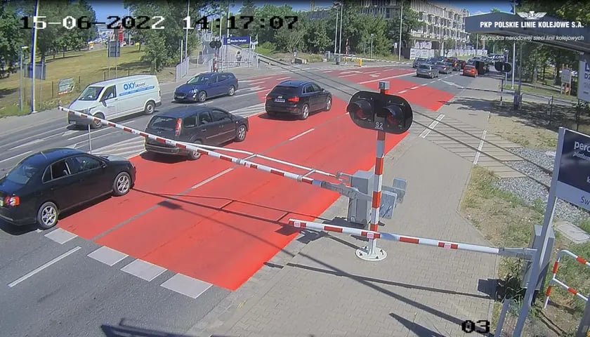 Materiał archiwalny z kamery PKP PLK na przejeździe kolejowym przy ul. Zwycięskiej. Jeśli nowe przepisy wejdą w życie, kierowcy ze zdjęcia mogliby stracić prawo jazdy na 3 miesiące.
