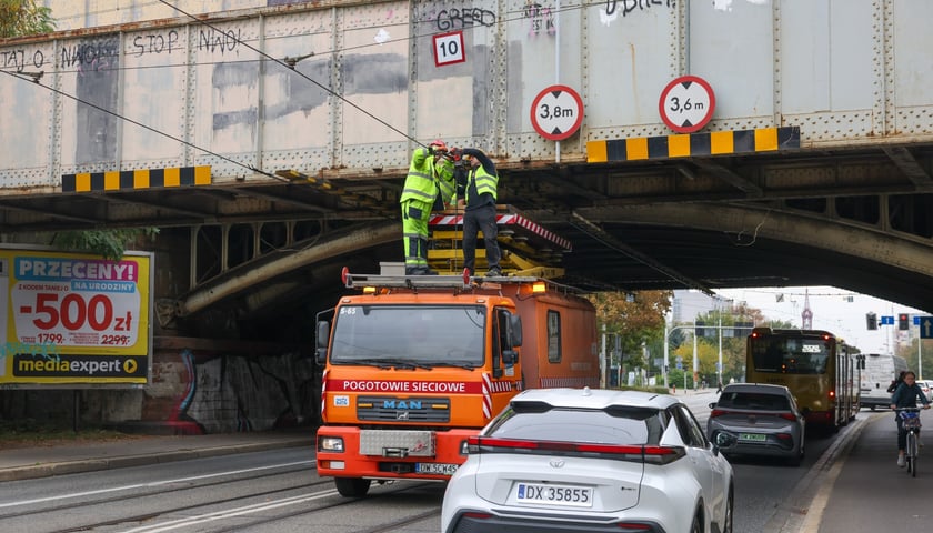 Zerwana sieć trakcyjna przy Grabiszyńskiej, 7.10.2026 r.