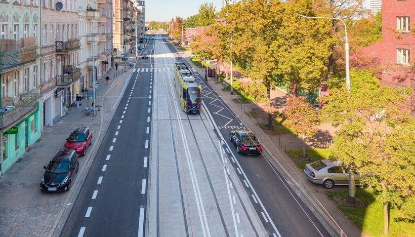 Nowe wiedeńskie przystanki autobusowo-tramwajowe o nazwie „Trzebnicka” na wyremontowanej ulicy Trzebnickiej