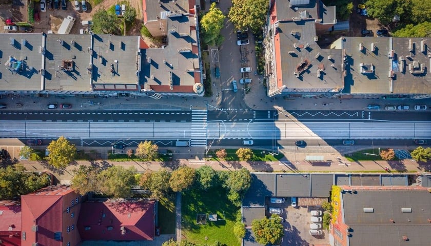 Nowe wiedeńskie przystanki autobusowo-tramwajowe o nazwie „Trzebnicka” na wyremontowanej ulicy Trzebnickiej