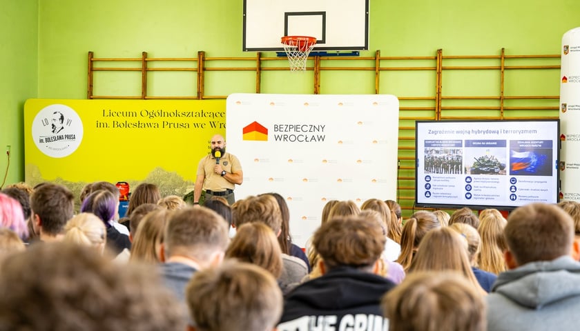 Szkolenie uczniów na sali gimnastycznej w szkole w programie Bezpieczny Wrocław