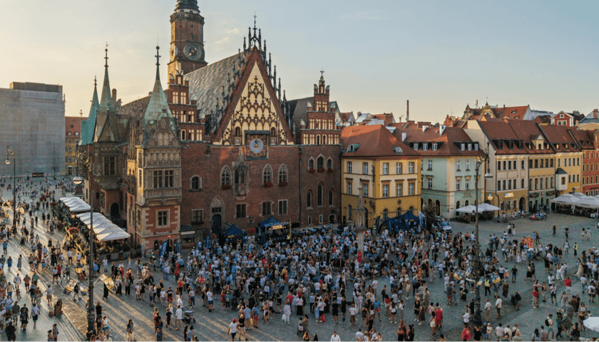 Widok z lotu ptaka na ludzi przy wrocławskim Ratuszu