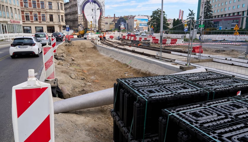 Elementy, z których składany jest moduł antykompresyjny. Dzięki takim modułom możliwe jest sadzenie drzew wśród gęstej sieci podziemnych instalacji